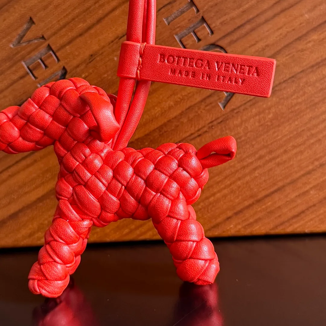 Batch 540 BOTTEGA VENETA2025 new puppy-shaped pendant braided puppy is now online😎The leather braided puppy-shaped pendant can be hung on any handbag, and it is as cute, delicate and colorful as it matches with a bag. Cute and cute, it will touch your heart at any time. It can be hung on bags or keychains. Who can resist such a cute puppy? Style number: 807068